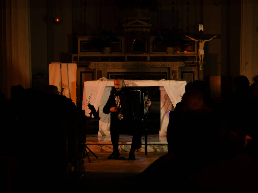 Valerio Russo in uno dei suoi concerti dal vivo