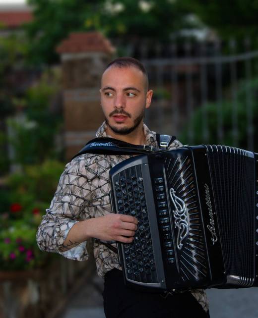 Valerio Russo – Fisarmonica all’aperto – About Valerio Russo suona la Fisarmonica all'aperto