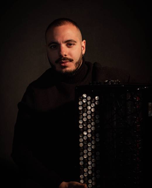 Valerio Russo – Fisarmonia Valerio Russo in posa con Fisarmonica