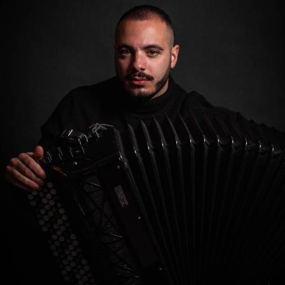 Valerio Russo in posa per la pagina About Valerio Russo in posa con la sua fisarmonica cromatica